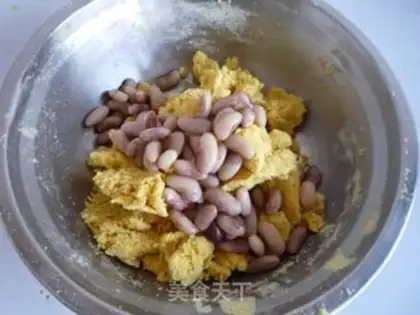 Make Hot noodles, honey beans, small wowou step 1