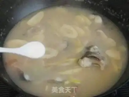 Make Spring bamboo shoots and black fish soup step 6