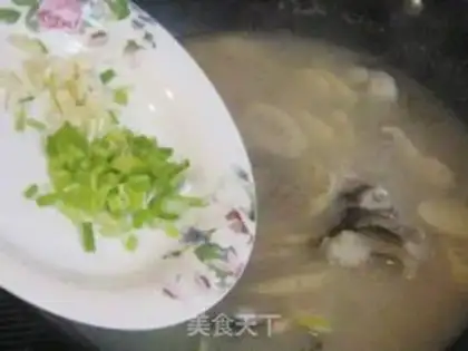 Make Spring bamboo shoots and black fish soup step 7