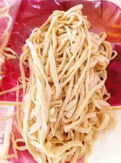 Make Mixed noodles with minced garlic meat step 1