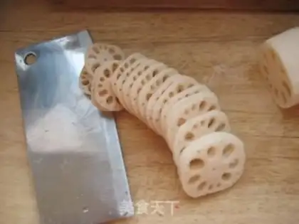 Make Lotus root and mushroom fresh chicken soup step 1