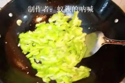 Make stir-fried balsam pear with soy sauce dace step 3