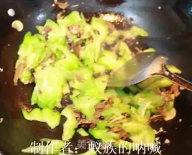 Make stir-fried balsam pear with soy sauce dace step 4