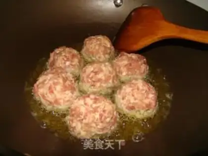 Make braised lion head step 3