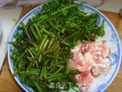 Make stir-fried pork with bracken step 1