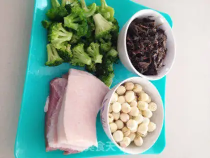Make braised pork with lotus seeds step 0