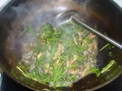 Make stir-fried pork with bracken step 3