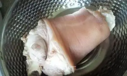 Make Stewed egg and rock sugar sauce pork knuckle step 0