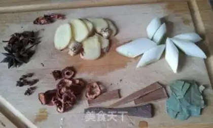 Make Stewed egg and rock sugar sauce pork knuckle step 1