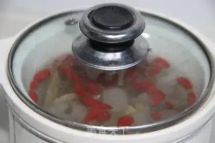 Make Chinese wolfberry, longan and codonopsis pilosula soup step 4