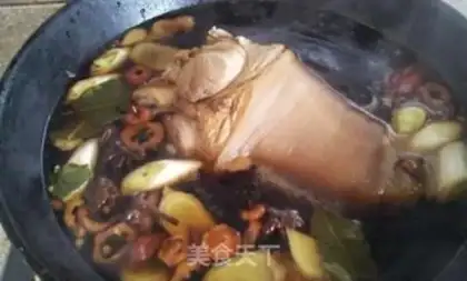 Make Stewed egg and rock sugar sauce pork knuckle step 2