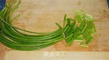Make Taiwan stir-fried fly head step 0
