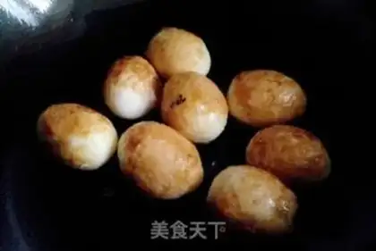 Make Stewed egg and rock sugar sauce pork knuckle step 3