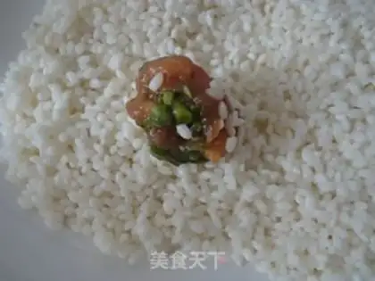 Make Chinese toon pearl meatballs step 4