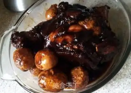 Make Stewed egg and rock sugar sauce pork knuckle step 4
