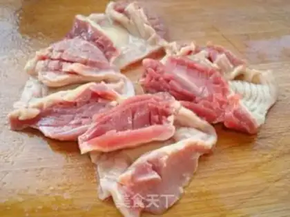 Make stir-fried chicken gizzards with green beans step 3