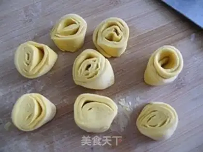 Make Chrysanthemum steamed buns step 4