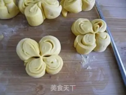 Make Chrysanthemum steamed buns step 5