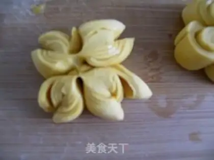 Make Chrysanthemum steamed buns step 6