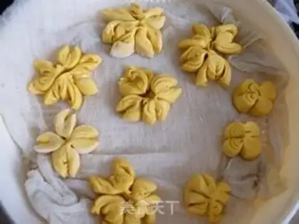 Make Chrysanthemum steamed buns step 7