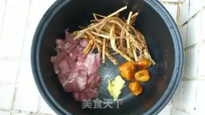 Make Wuzhimao peach soup step 1