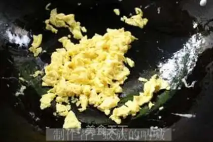 Make Scrambled eggs with leek flowers step 3