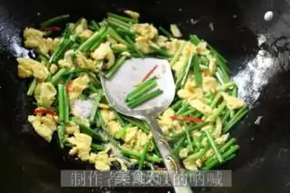 Make Scrambled eggs with leek flowers step 6