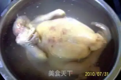 Make White cut chicken with onion and ginger step 1