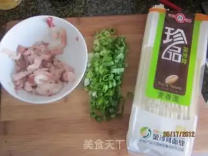 Make Noodles with abalone sauce and onion flavor step 0