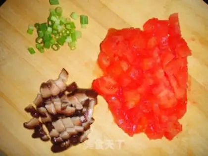 Make Noodles with tomato egg sauce step 2
