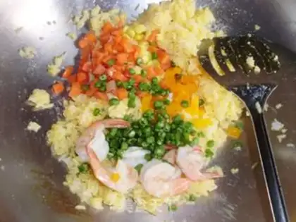 Make golden fried rice step 4