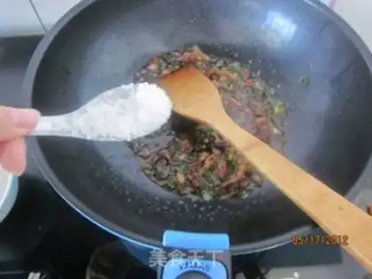 Make Noodles with abalone sauce and onion flavor step 5