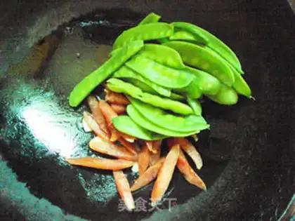 Make stir-fried sausage with green beans step 1