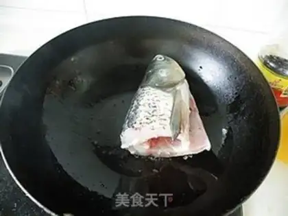 Make Stewed tofu with fish head step 2