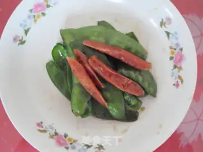 Make stir-fried sausage with green beans step 2