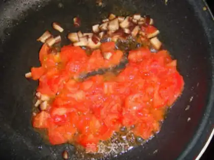 Make Noodles with tomato egg sauce step 7