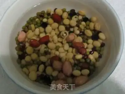 Make Coix seed grains soybean milk step 1