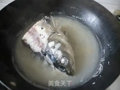 Make Stewed tofu with fish head step 4