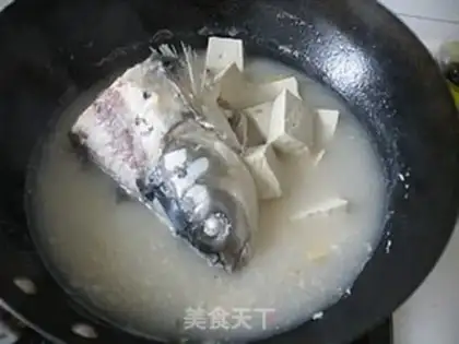Make Stewed tofu with fish head step 5