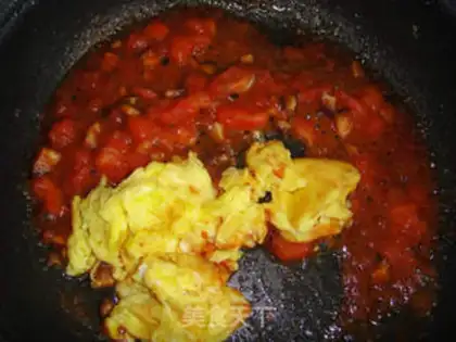 Make Noodles with tomato egg sauce step 9