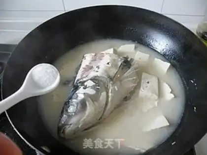 Make Stewed tofu with fish head step 6