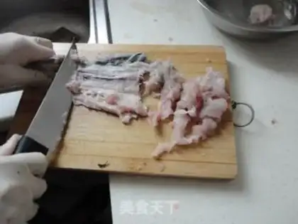 Make Spanish mackerel pot sticker step 1