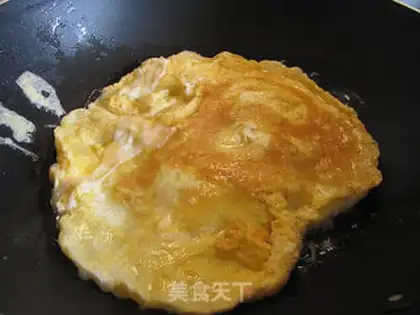 Make Fried rice with eggs, shrimps and lettuce step 1