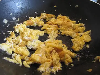Make Fried rice with eggs, shrimps and lettuce step 2