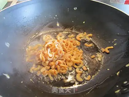 Make Fried rice with eggs, shrimps and lettuce step 3