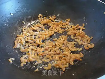 Make Fried rice with eggs, shrimps and lettuce step 4