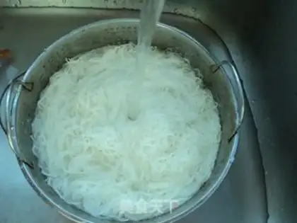 Make stir-fried rice noodles step 1