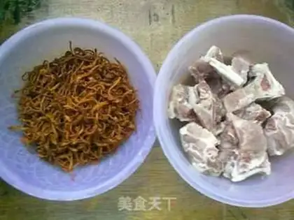 Make Cordyceps flower ribs soup step 1