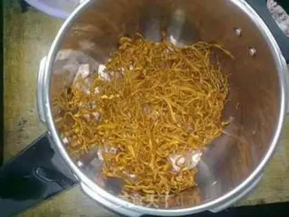 Make Cordyceps flower ribs soup step 3