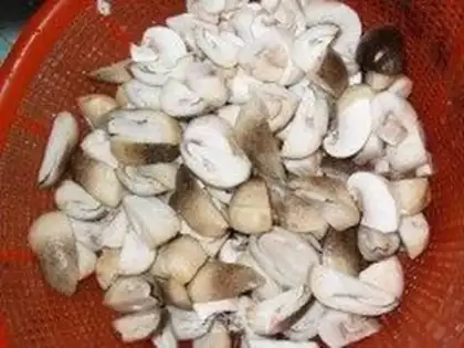 Make Fried pork slices with double mushrooms step 1